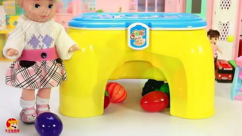 小公主和宝宝玩板凳仿真厨房玩具发现很多奇趣蛋里面藏着惊喜礼物